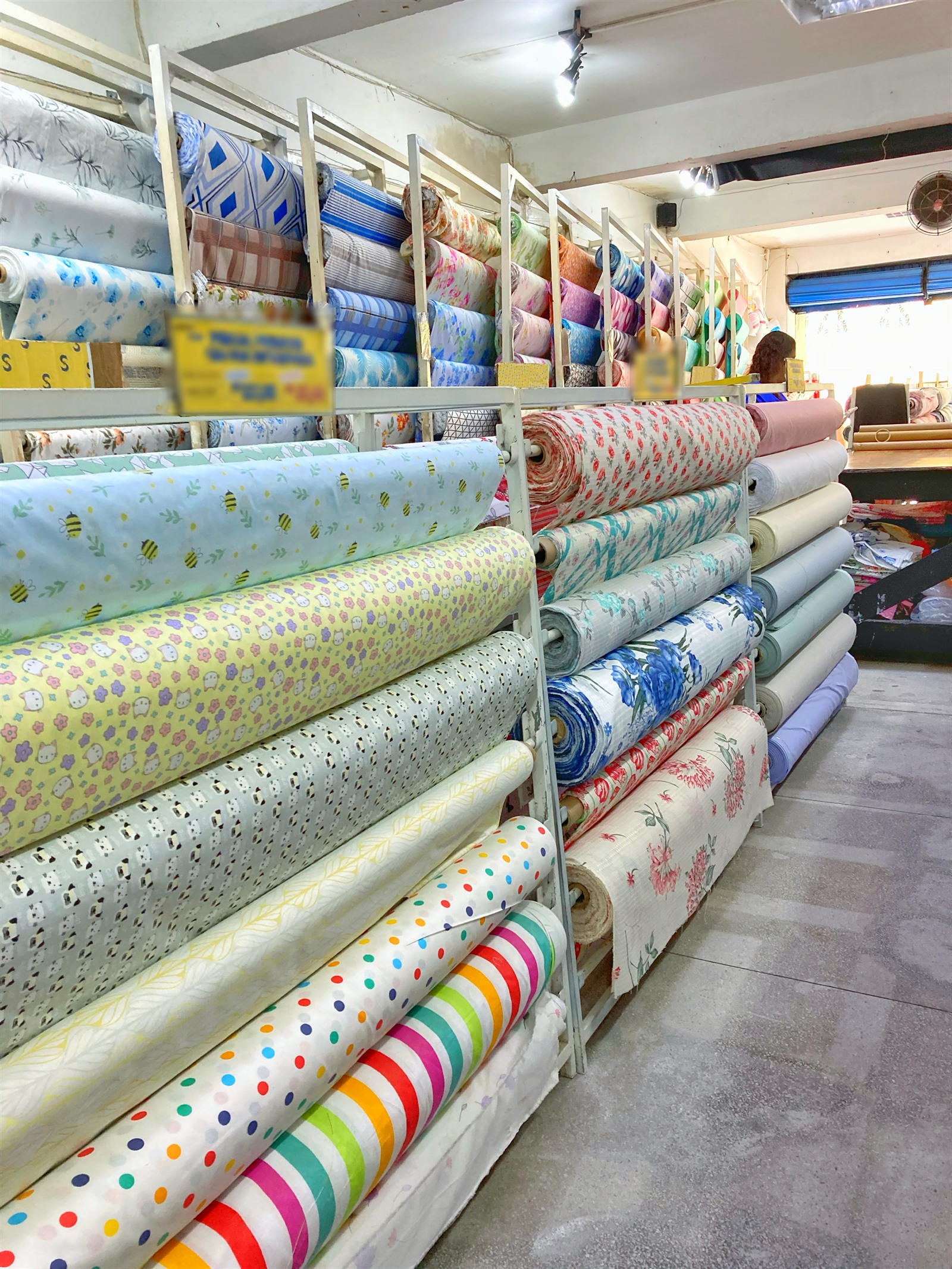 Araras de percal estampado na Santarém Tecidos, em Recife