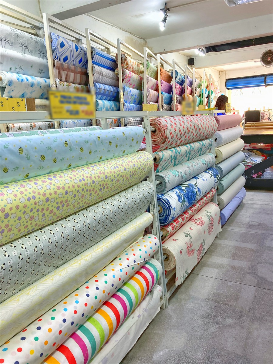 Rolos de percal estampado nas araras da Santarém Tecidos